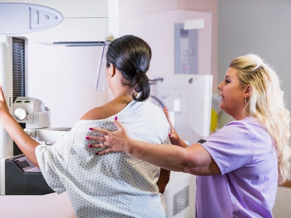mellrak-szures-mammografiajpg - Nők Lapja nő mammográfiás vizsgálaton