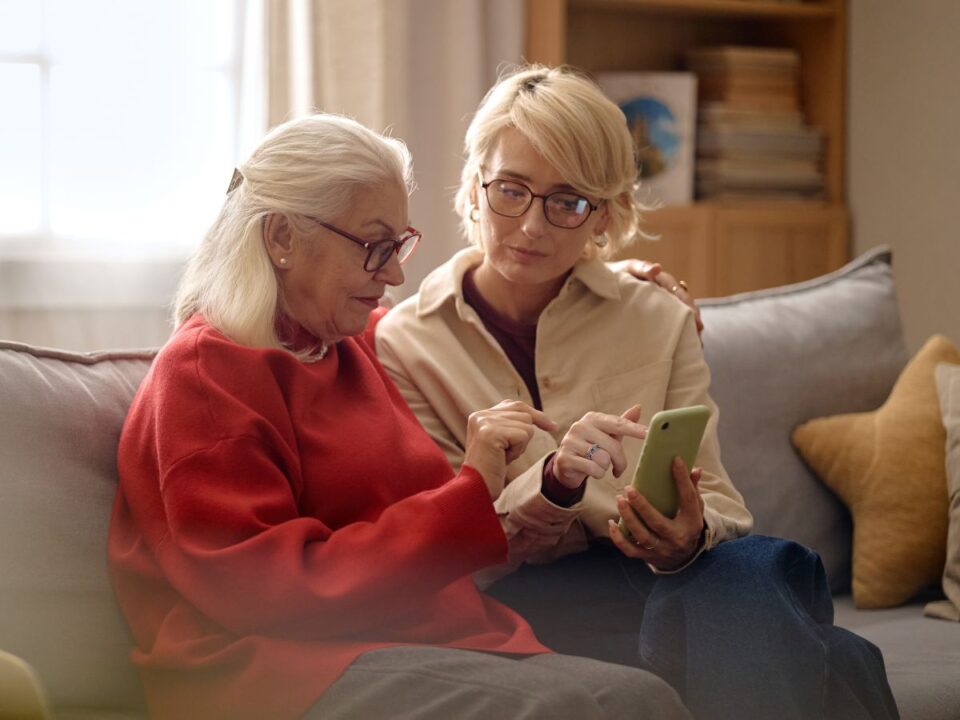 memoria-alzheimer-agytorna-nyelvtanulas - Nők Lapja anya felnőtt lánya mutat valamit a telefon kijelzőjén