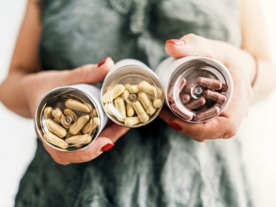 menopauza-vitaminok-etrend-kiegeszitok - Nők Lapja nő kezében három vitaminos dobozt tart