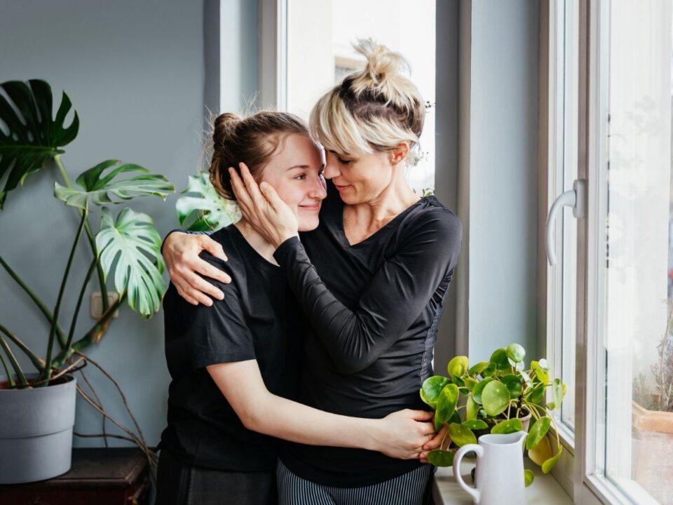 narcisztikus-szuloi-viselkedes - Nők Lapja fekete ruhában anya és lánya ölelkezik az ablaknál