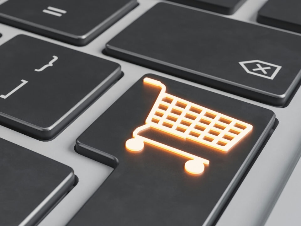 online-vasarlas-csalas - Nők Lapja Számítógép billentyűzete az enter gombon bevásárlókosár rajza világít