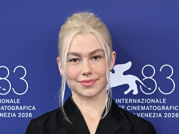Phoebe Bridgers portré fekete kosztümben a 2026-os velencei filmfesztiválon