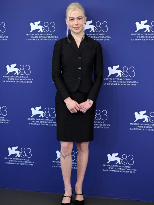 Phoebe Bridgers a visszafogott és elegáns fekete Gucci kosztümben a 83. velencei filmfesztiválon