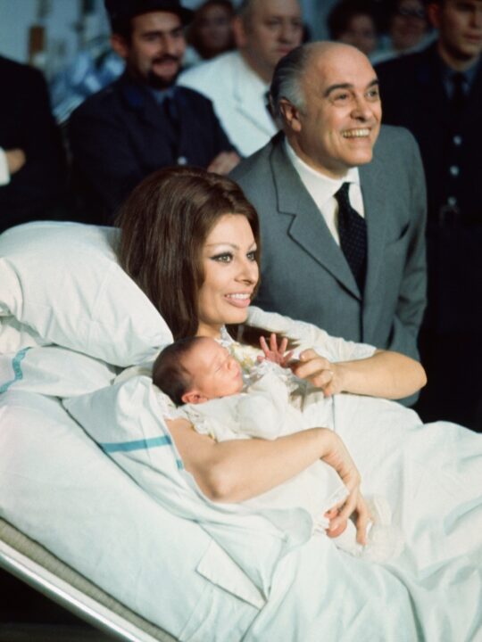 Sophia Loren és Carlo Ponnti első gyermekük születése után a kórházban