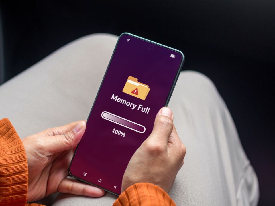 telefon-memoria-tarhely-felszabaditas - Nők Lapja férfi nézi, hogy megtelt a telefonja