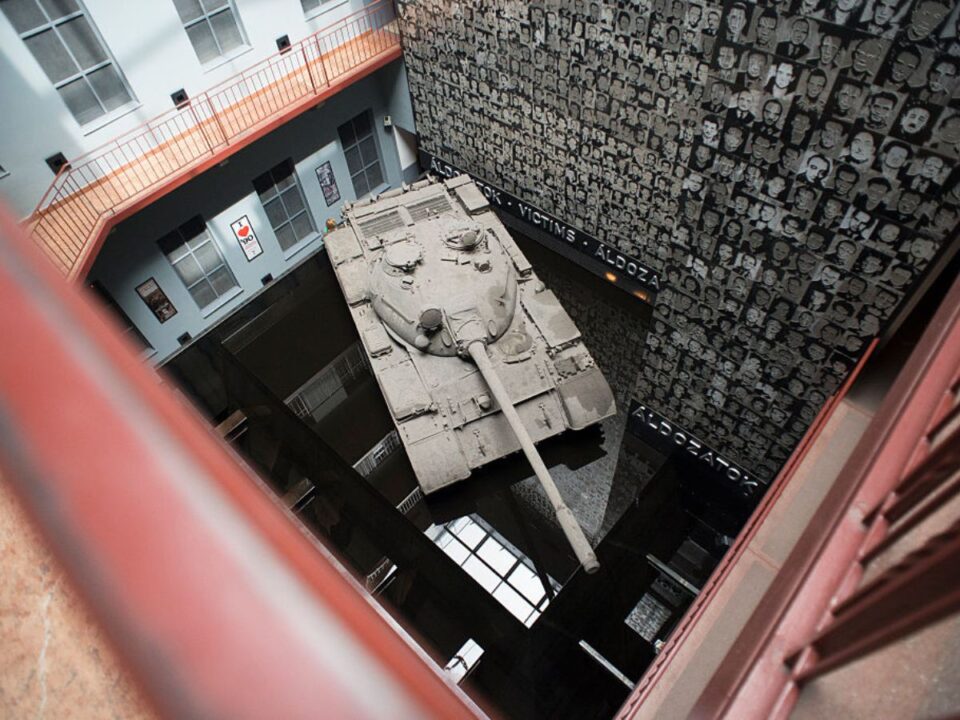 Szovjet tank és az Áldozatok fala a Terror Háza Múzeumban