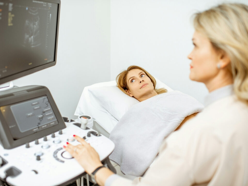 ulrahangos-vizsglat-magan-egeszsegugy - Nők Lapja Ultrahangos vizsgálatot végez szőke doktornő női páciensen
