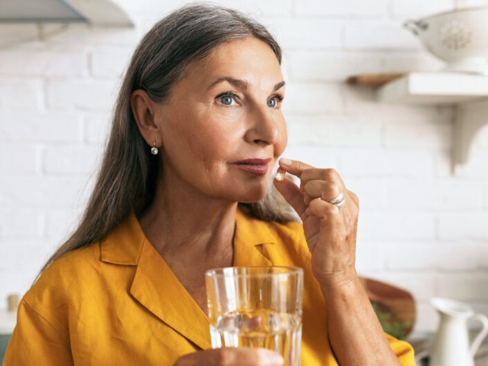 középkorú nő vitamint szed