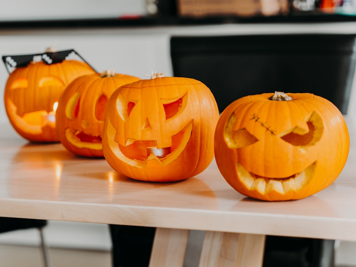 Faragott halloween tökök sorakoznak fehér konyhapulton
