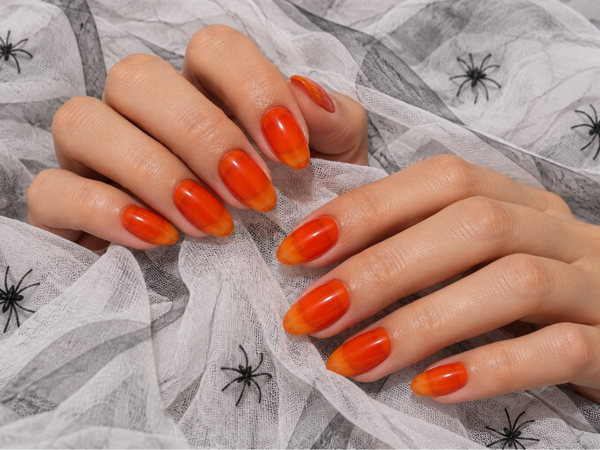 - Nők Lapja Géz anyagon apró fekete pókok, narancsszínű halloween manikűrrel női kéz