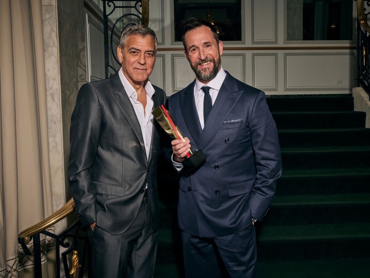 - Nők Lapja Noah Wyle és George Clooney lépcső mellett állnak