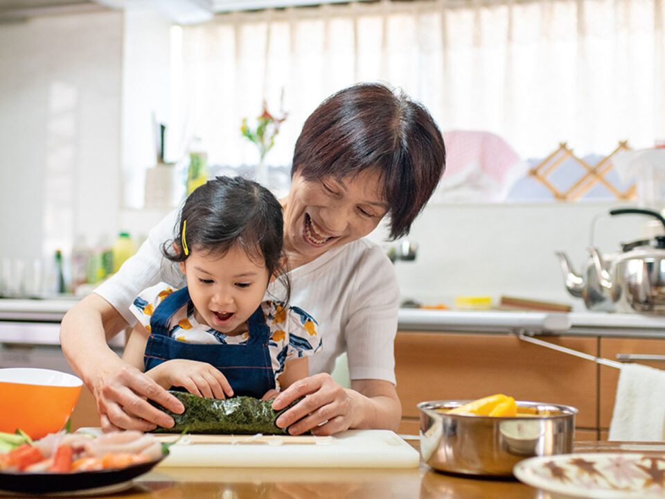 Grandmother and granddaughter making sushi together - Nők Lapja