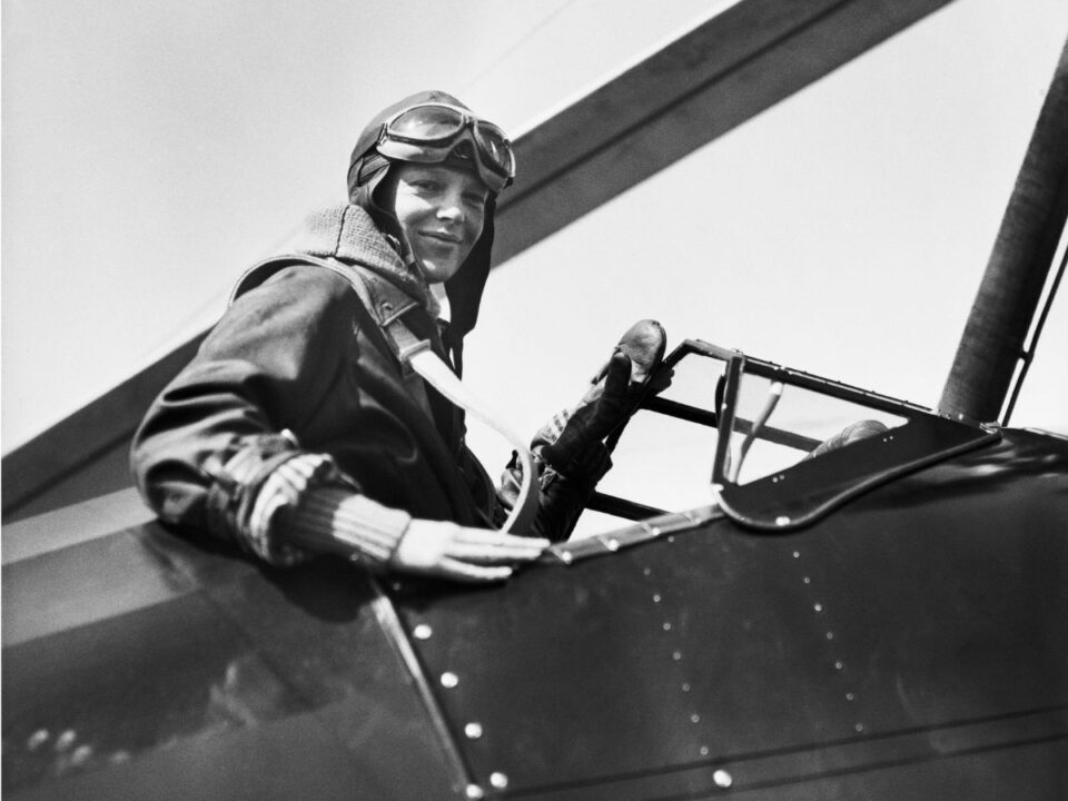 Amelia Earhart a pilótaülésben fekete-fehér kép