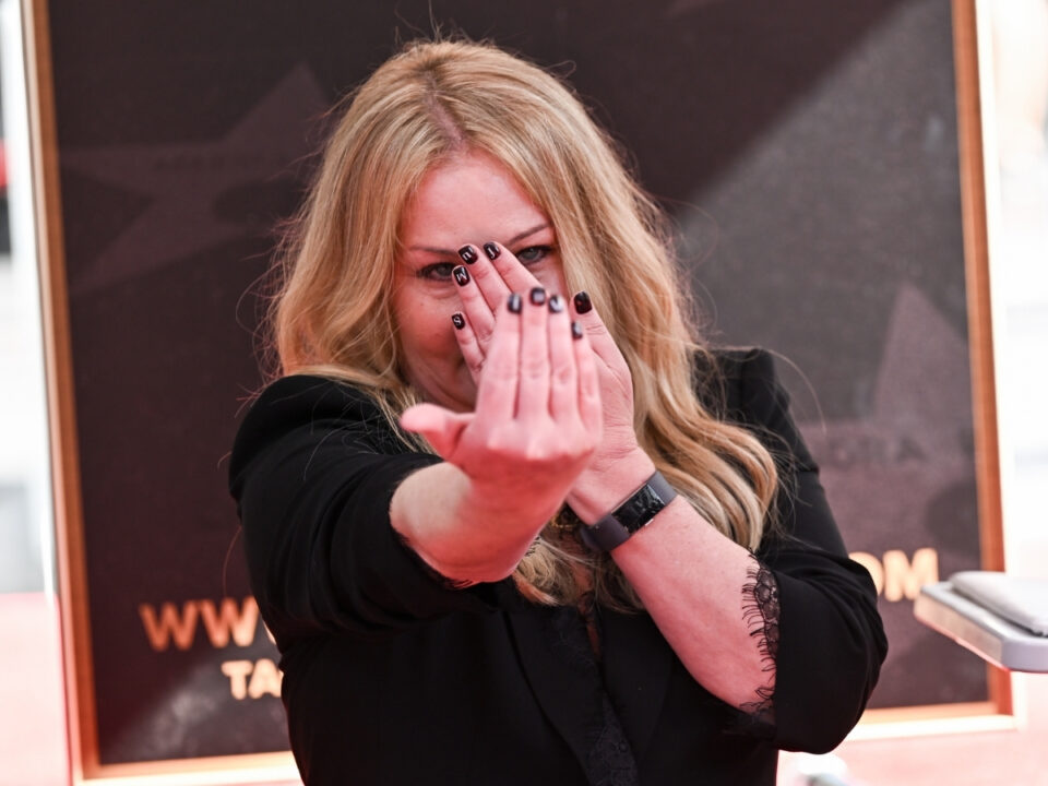 Christina Applegate a hollywoodi hírességek sétányán a csillagának avatásán, fekete körmén FUCK SM felirattal