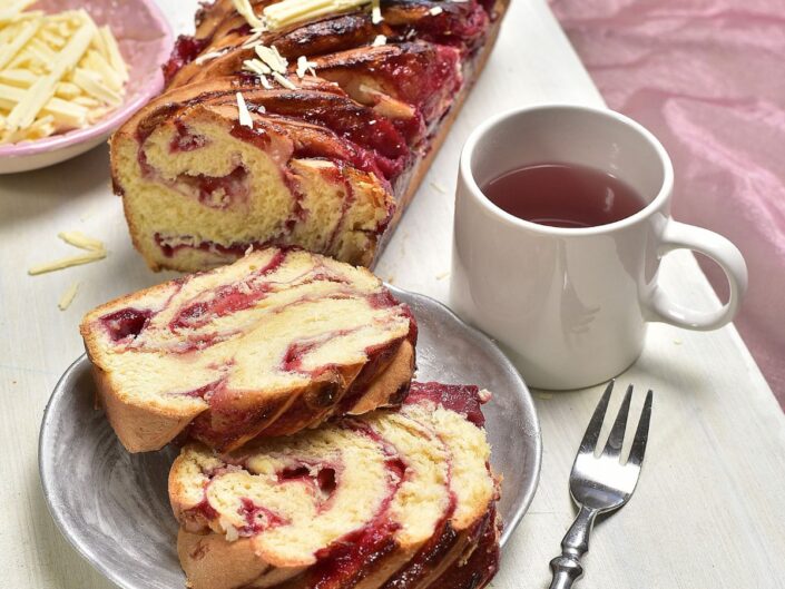 Fehér csokoládés, málnalekváros babka