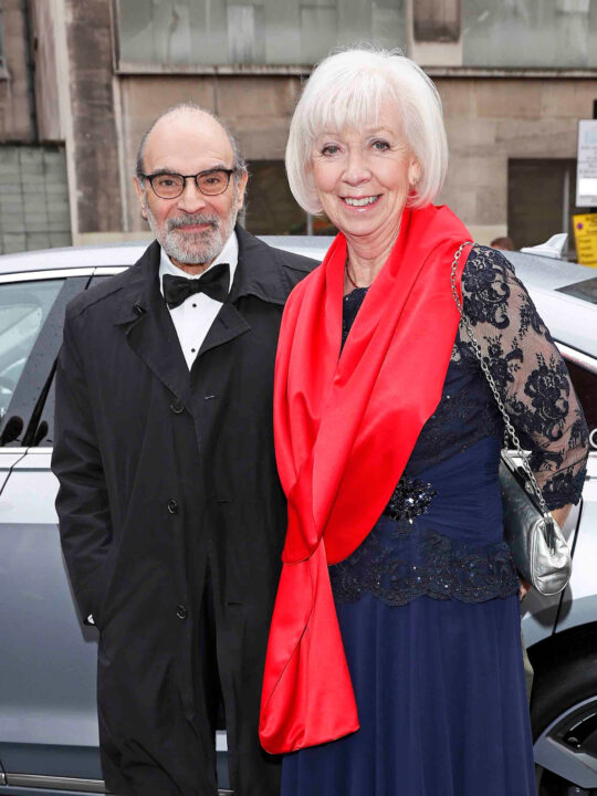 Sir David Suchet brit színész és felesége, Sheila Ferris színésznő elegáns estélyi öltözékben