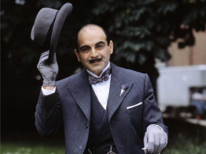 David Suchet a legendás belga nyomozó, Hercule Poirot szerepében emeli a kalapját
