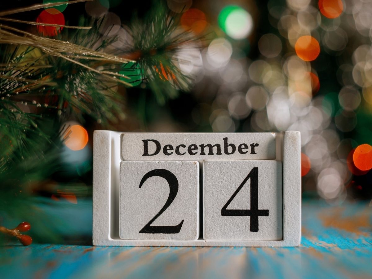 december 24-et ábrázoló fakockák egy karácsonyfa előtt