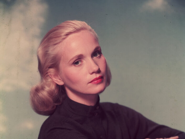 Eva Marie Saint 1955-ös fotón szürke pulóverben