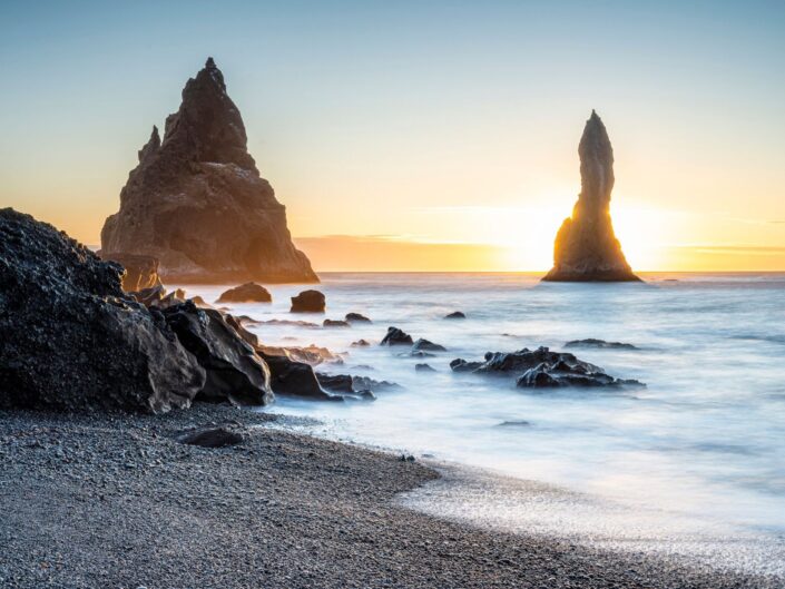 A Reynisfjara strand Izlandon naplementében