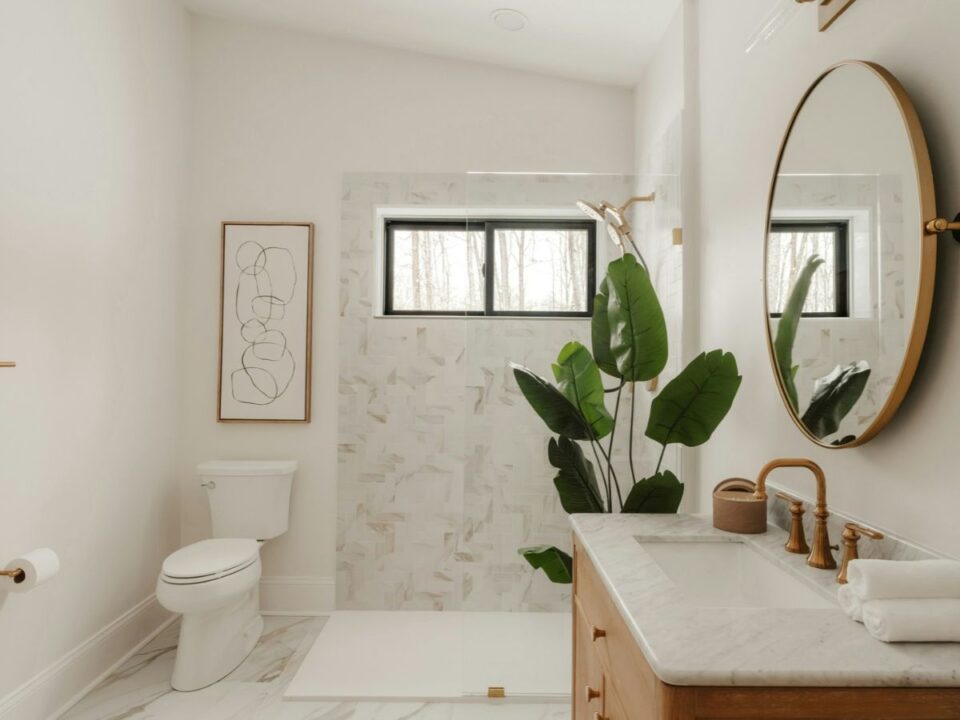 furdoszoba-feng-shui - Nők Lapja Rendezett, modern fürdőszoba lecsukott WC-tetővel, növénnyel, kör alakú tükörrel