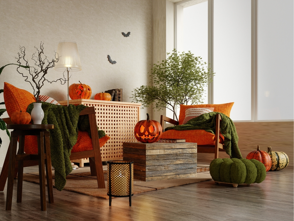 Halloween dekorációval berendezett modern helyiség, tökökkel és növényi elemekkel