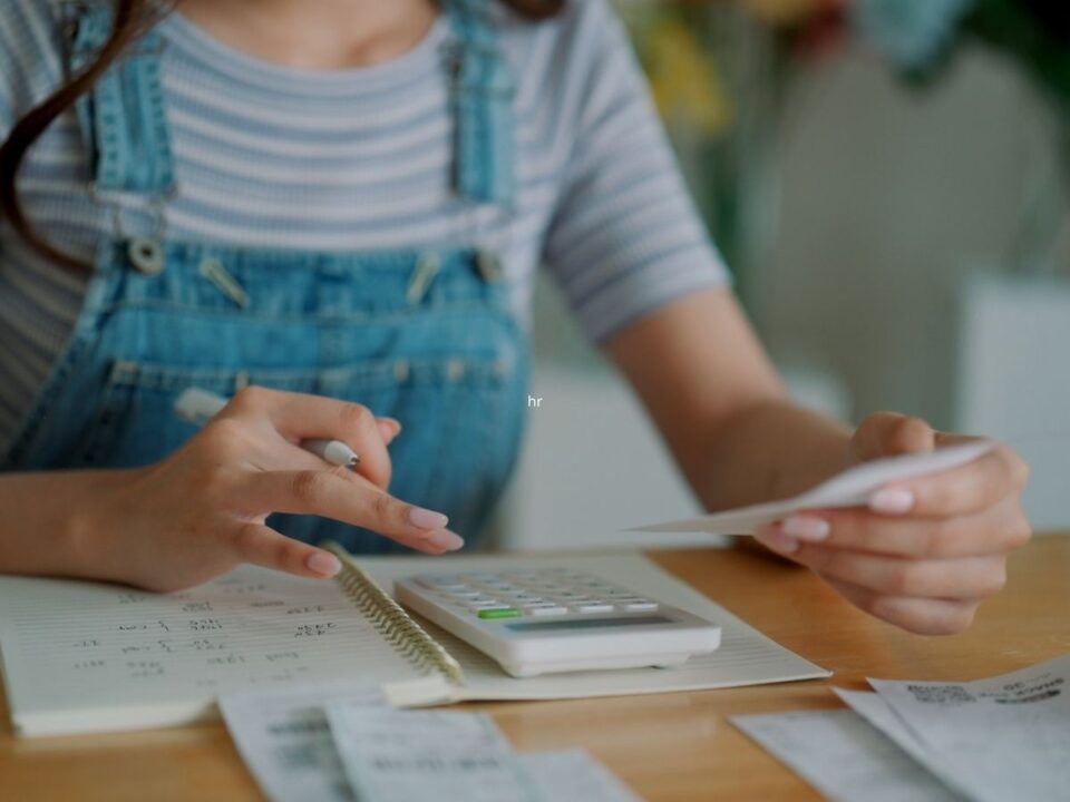 kata-2027-valtozasok - Nők Lapja kantáros nadrágos nő számológépen számol
