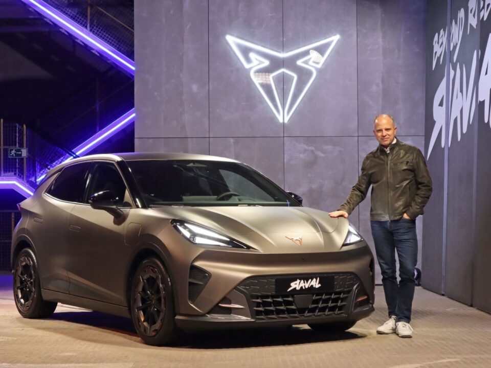 Rozgonyi Ádám, a Cupra magyarországi márkaigazgatója és egy Cupra Raval