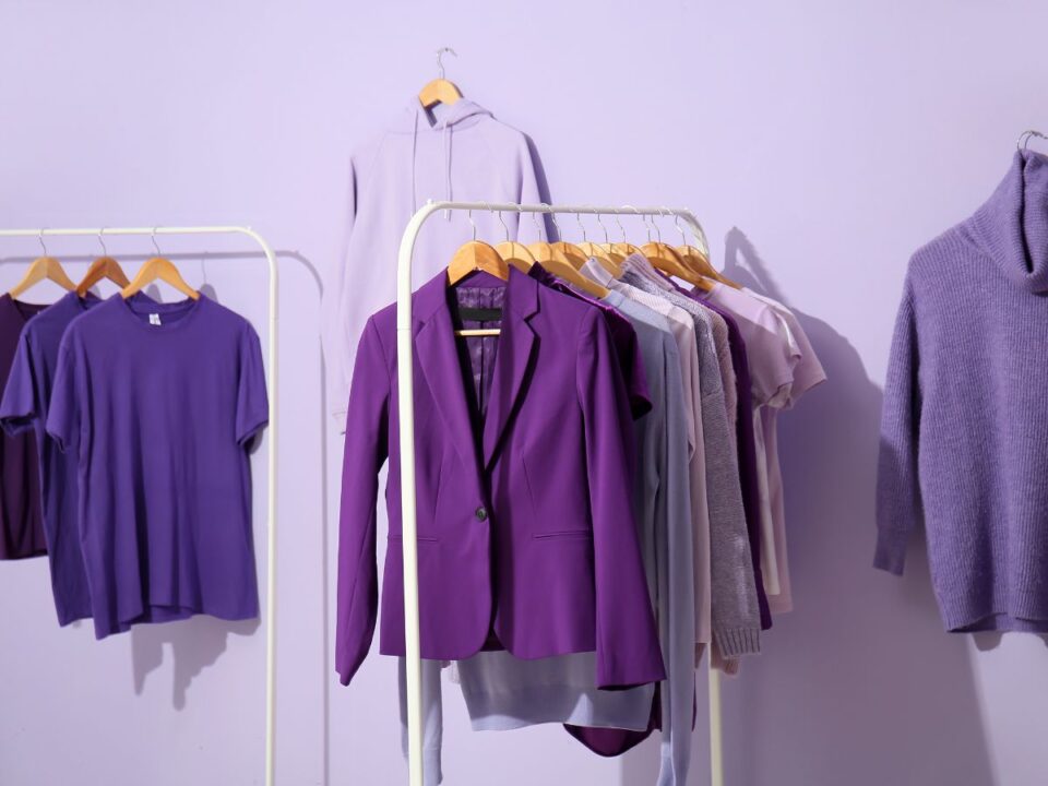 lila-oszi-trend - Nők Lapja különböző lila ruhák fogason