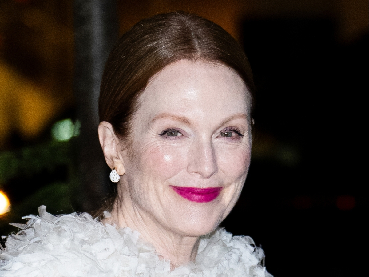 Julianne Moore színésznő élénk magenta rúzzsal