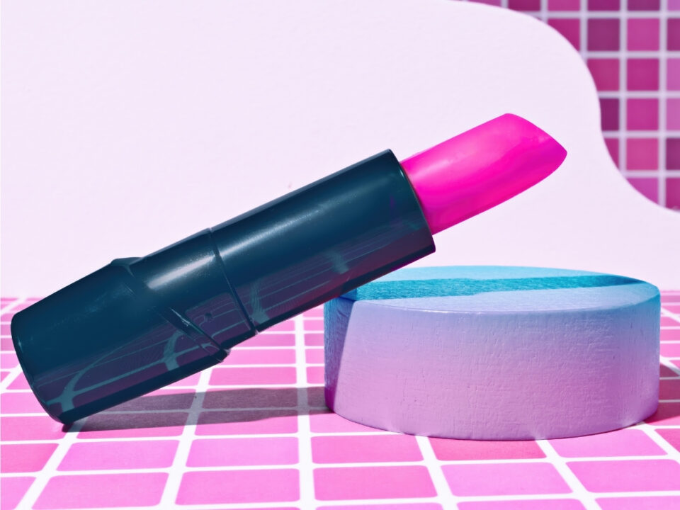 magenta-ruzs - Nők Lapja Magenta rúzs nekitámasztva kerek talapzatnak, rózsaszín mozaikos csemperészletek