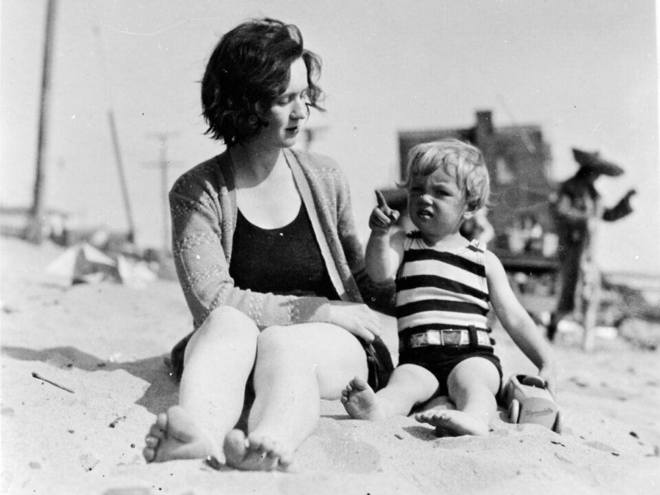 marilyn-monroe-edesanyjaval - Nők Lapja A kisgyerek Marilyn Monroe édesanyjával, Gladys Bakerrel tengerparton 1929 körül