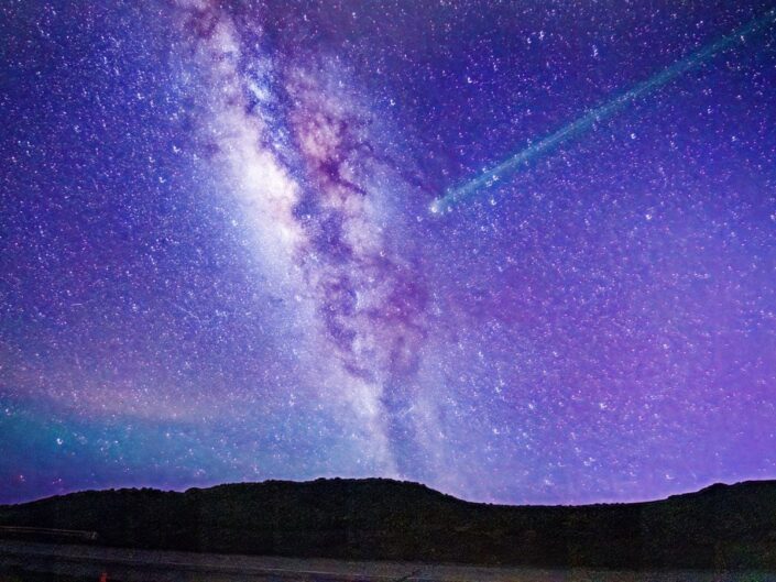 meteorzápor és csillaghullás lilás kék égen