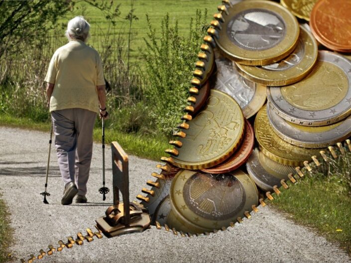 cipzározott kép borítóján idős nő botokkal sétál, a cipzár mögött pénzérmék