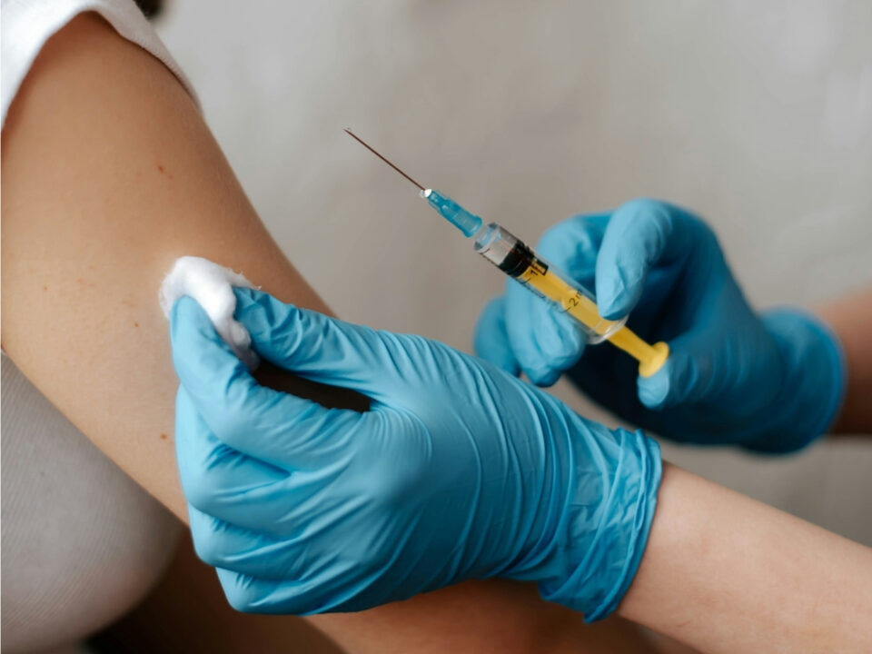 oltas-virus-ellen-rakmegelozes - Nők Lapja Védőoltást ad be gumikesztyűs kéz