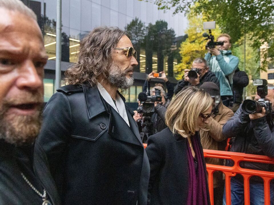 Russell Brand bíróság elé állt nemi erőszak és szexuális zaklatás vádjával