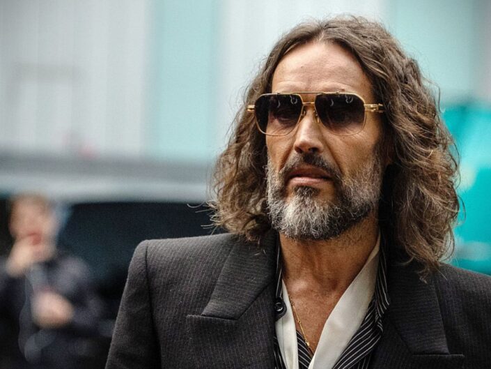 Russell Brand bíróság elé állt nemi erőszak és szexuális zaklatás vádjával