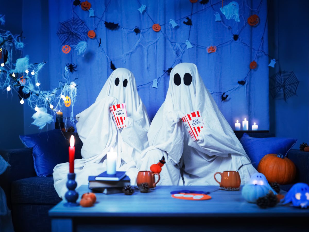 halloweeni filmnézés szellemes jelmezben