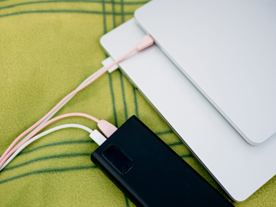telefon-laptop-toltes-tuzveszely - Nők Lapja Zöld pléden telefon és két laptop töltőre dugva